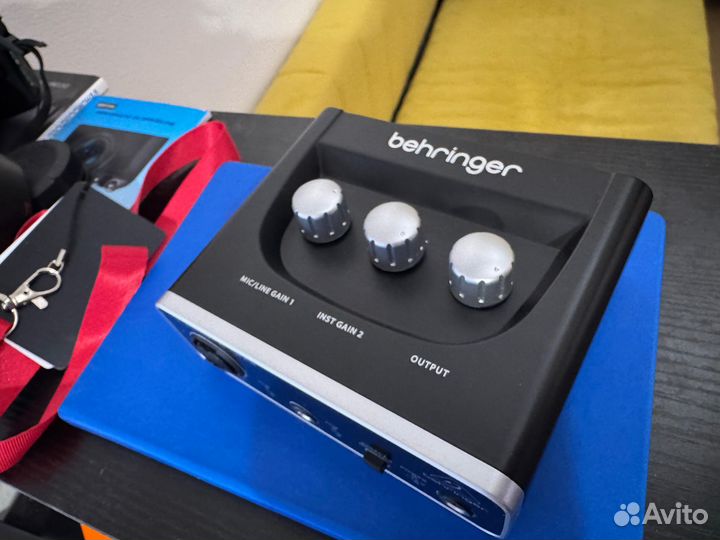 Звуковая карта Behringer U-Phoria UM2
