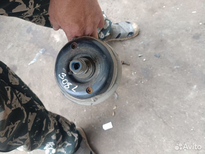 Передняя левая стойка Peugeot 308