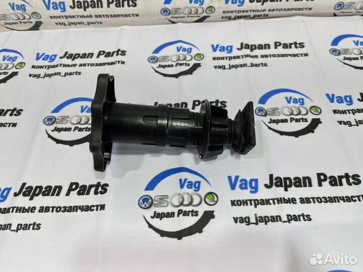 Болт крепления запасного колеса Audi A4 B7 ALT