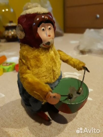 Игрушка заводная обезьянка