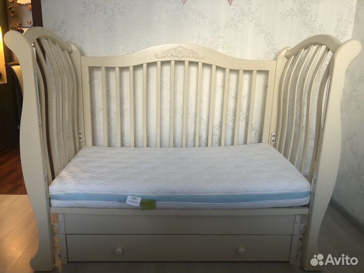 Детская кроватка с универсальным маятником