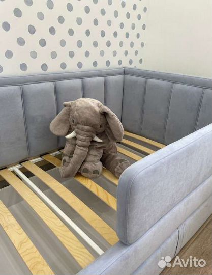 Детская кровать с мягкой спинкой