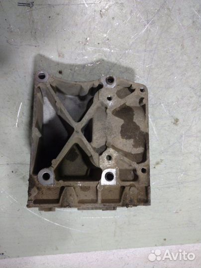 Кронштейн компрессора кондиционера Ford Focus 3