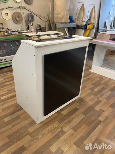 Стойка ресепшен