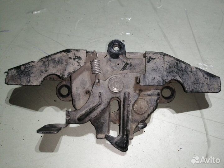 Замок капота передний Toyota Avensis