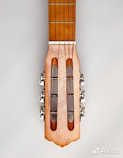 Акустическая гитара с вырезом