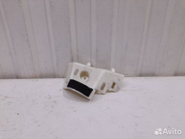 Кронштейн обшивки задней левой стойки Volkswagen