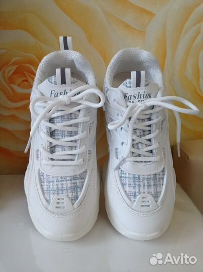 Кроссовки женские