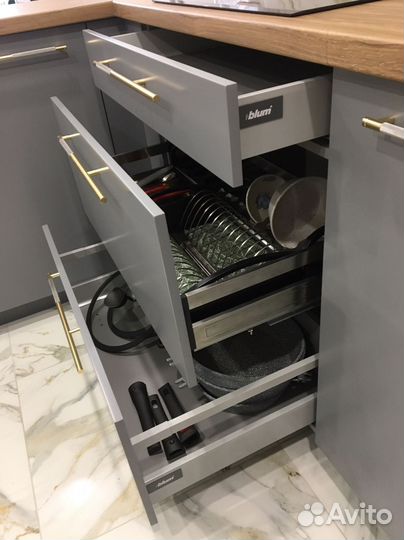 Кухня угловая просторный функционал