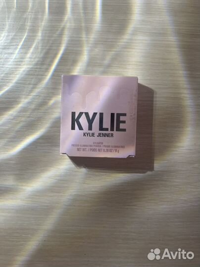 Kylie cosmetics пудра с эффектом сияния Kylighter