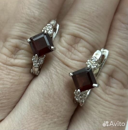 Серебряные серьги с гранатом