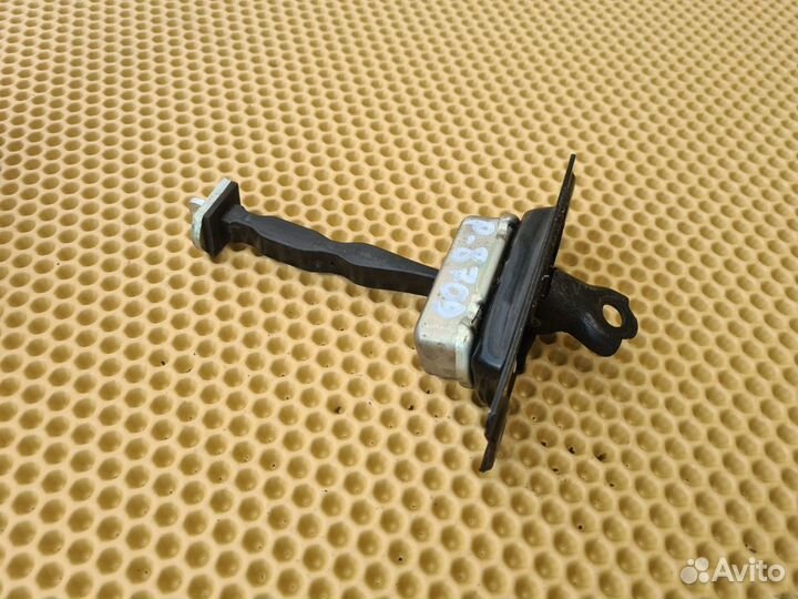 Ограничитель двери передний правый Infiniti M25