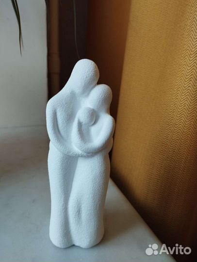 Интерьерная статуэтка семья