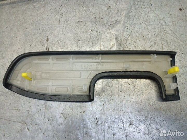 Накладка обшивки двери передняя левая Toyota