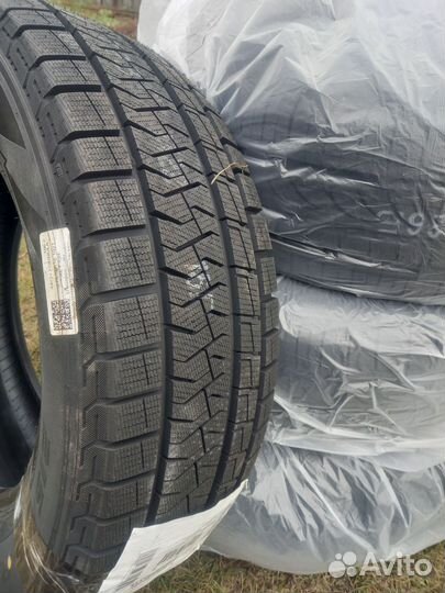 Pirelli Formula Ice 215/65 R16 98