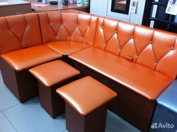 Кухонный уголок со столом новый