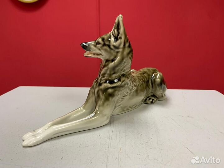 Фарфоровая статуэтка 