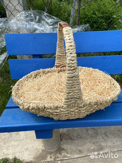 Большая корзина с высокой ручкой из бамбука