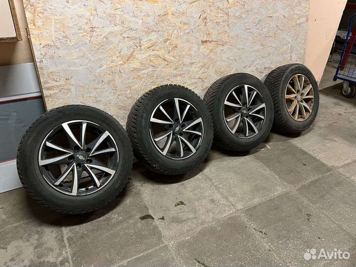 Goodyear Ultragrip Ice Arctic 215/65 R16