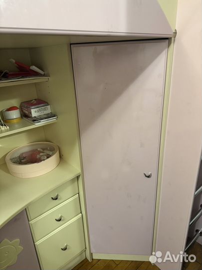 Детская кровать чердак со столом и шкафом