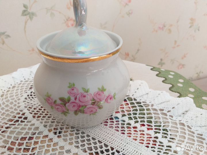 Чайник и сахарницы