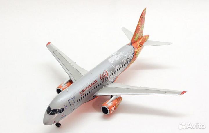 Модель самолета суперджет