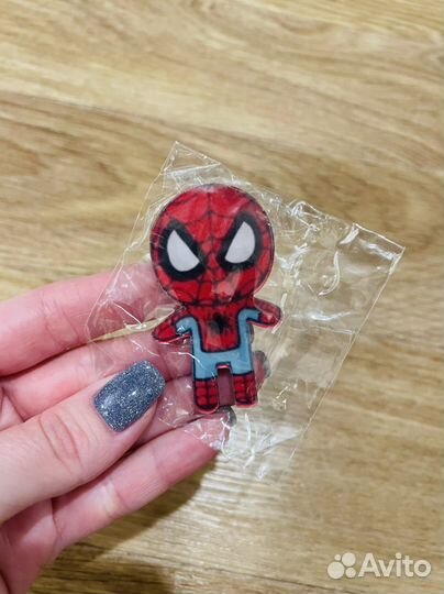 Пластиковая брошь. Значок 