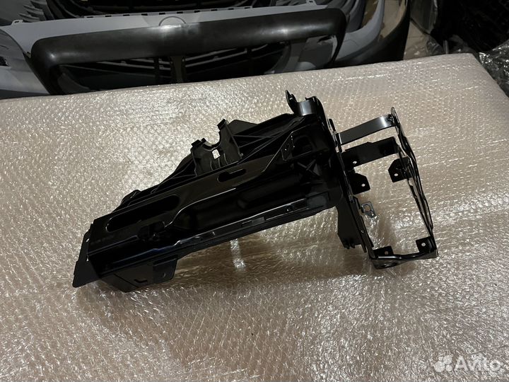 Правый суппорт передней фары BMW F10 новый