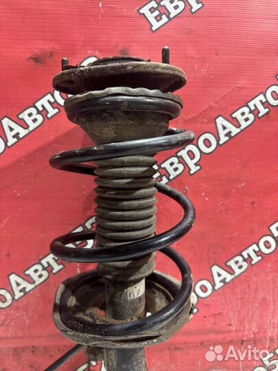 Стойка подвески передняя правая Toyota Avensis