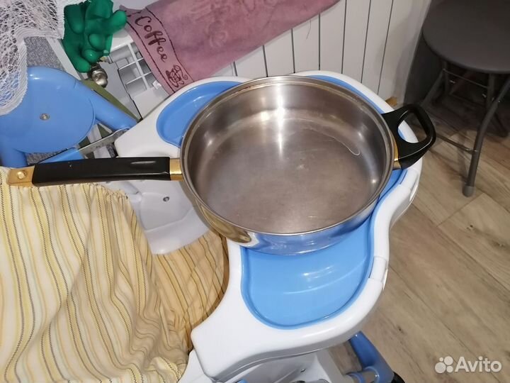 Чайник, кастрюля, ложки, тарелки посуда