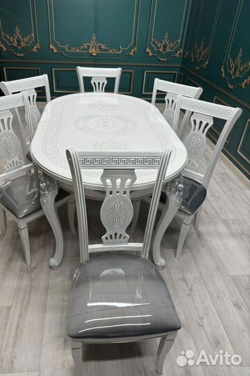 Стол и стулья