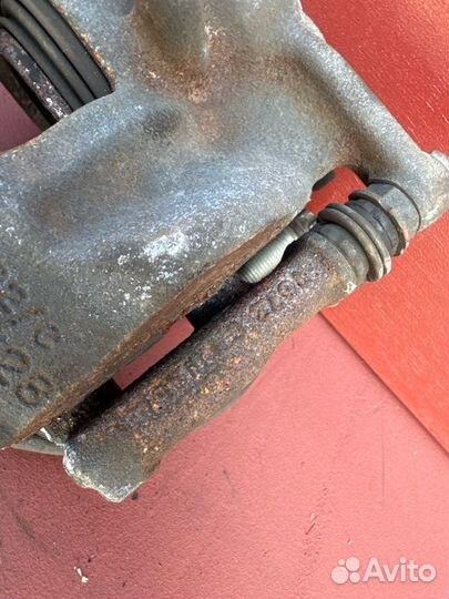 Суппорт тормозной передний левый Mercedes Benz