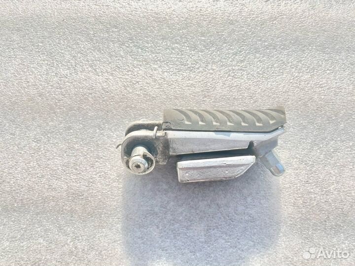 Kawasaki Ninja 650 R 2022 водительская подножка