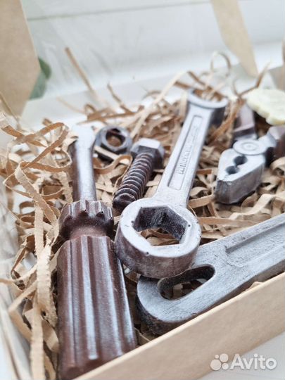 Инструменты из шоколада, подарок на 23 феараля