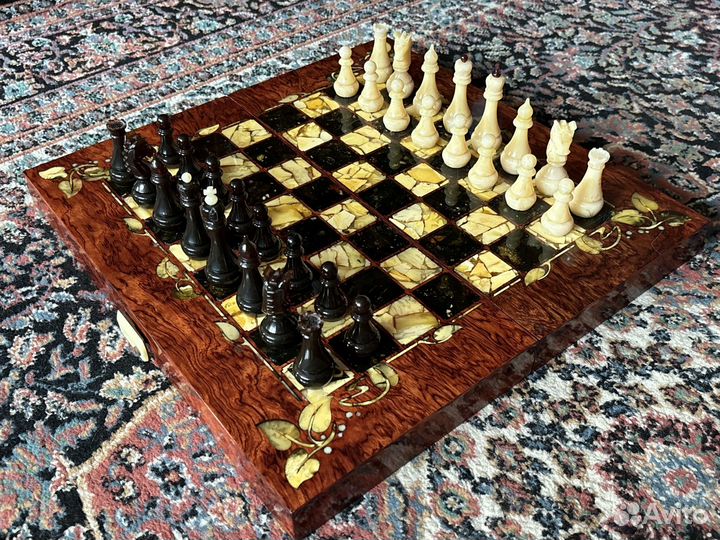 Янтарные шахматы из мореного дуба