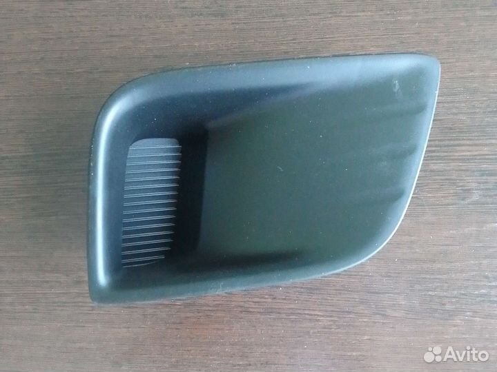 Заглушка передний бампер правая Toyota