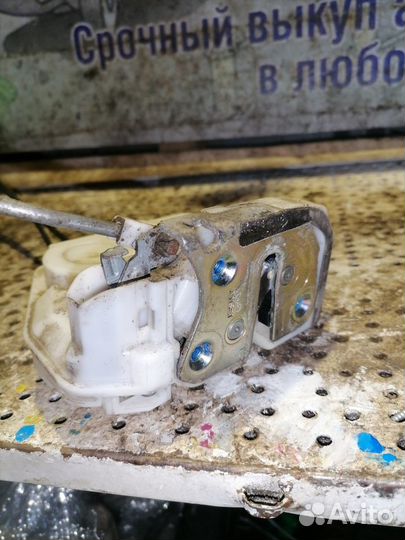 Замок двери задний левый Mitsubishi Outlander 3