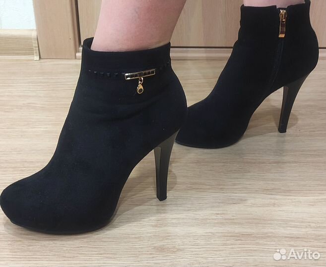 Демисезонные полусапожки из искусственной замши