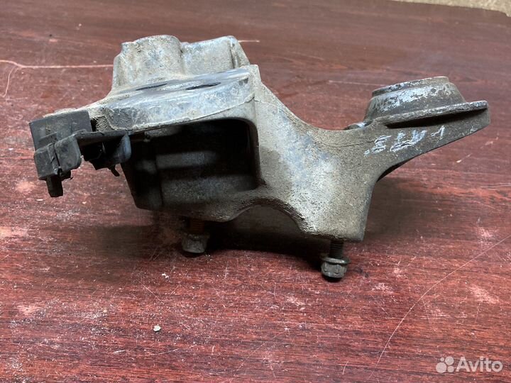 Правый кронштейн подрамника ауди а6 с5