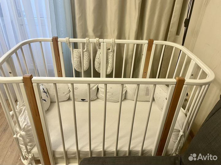 Детская кроватка с маятником