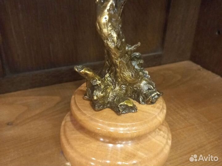 Скульптура орла в полете. Бронза, мраморный пьед