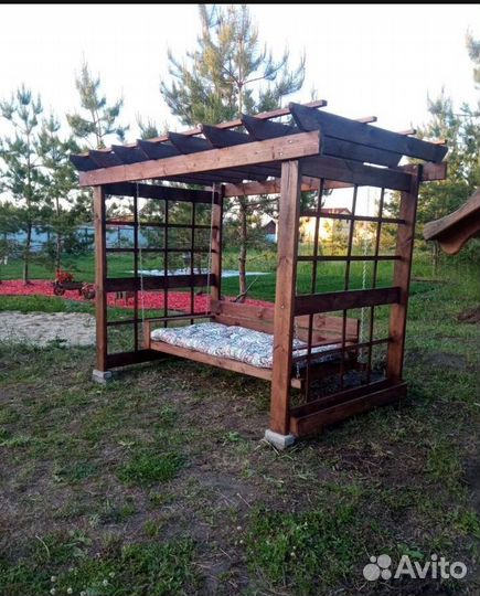 Пергола с подвесными качелями