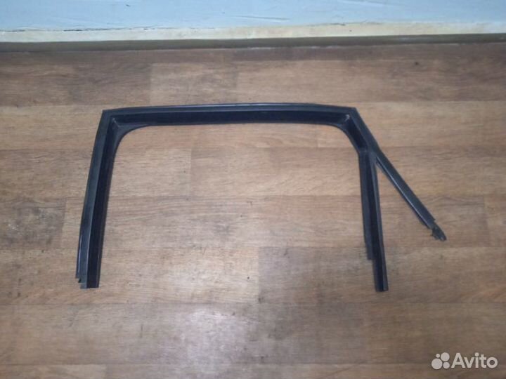 Уплотнитель стекла двери задний левый Volkswagen