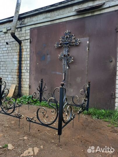Оградка на могилу с кованым крестом