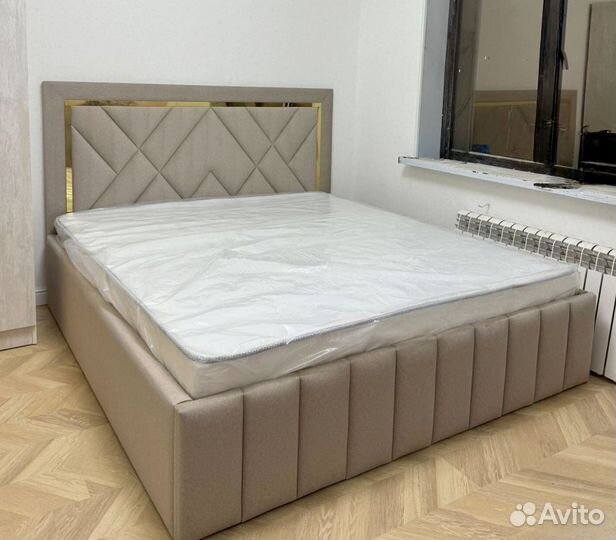 Кровать с мягким изголовьем