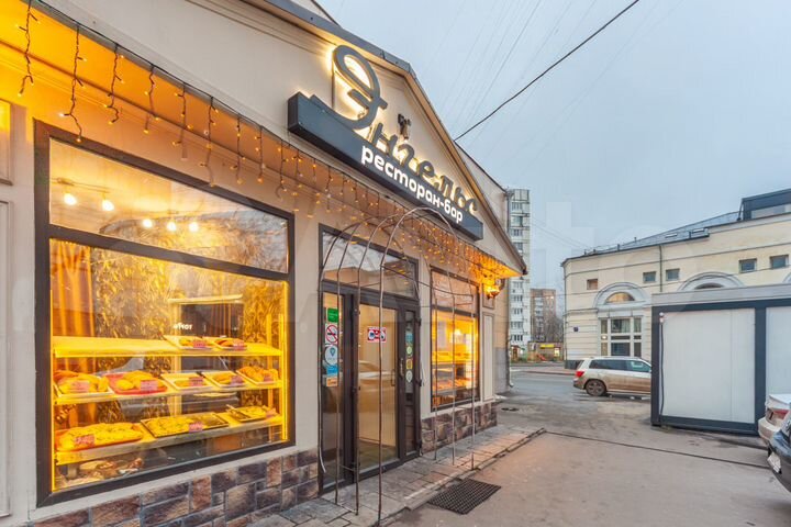 Помещ. с арендатором (общепит) - у метро (265 м²)