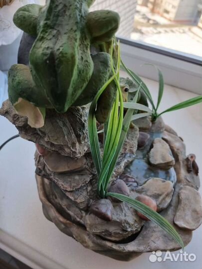 Фонтан с прудом и лягушками