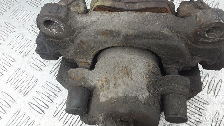 Суппорт передний правый Volkswagen Touran 2005