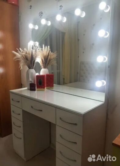 Макияжный стол с лампами и безрамным зеркалом