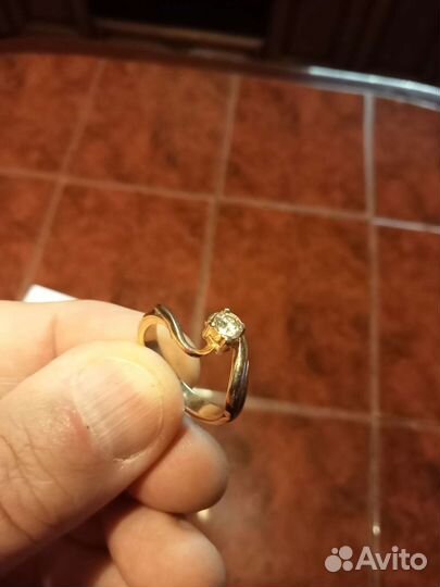 Золотое кольцо с бриллиантом 17,5 размер